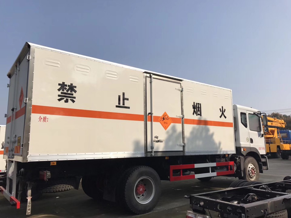 湖北程力東風(fēng)10噸爆破器材運(yùn)輸車 (5)