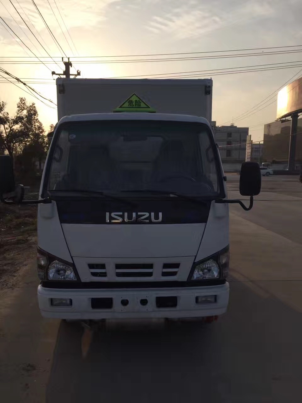 湖北程力2類(lèi)五十鈴4米2易燃?xì)怏w廂式氣瓶運(yùn)輸車(chē) (12)